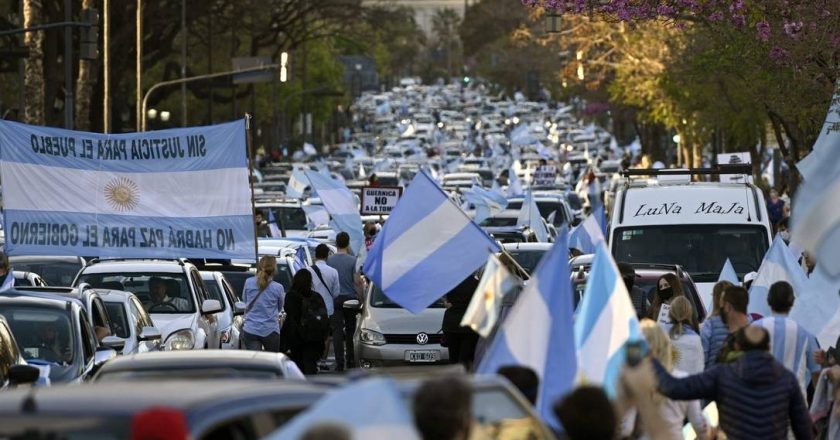 Milhares de argentinos invadem rua em Buenos Aires em protestos contra o Governo