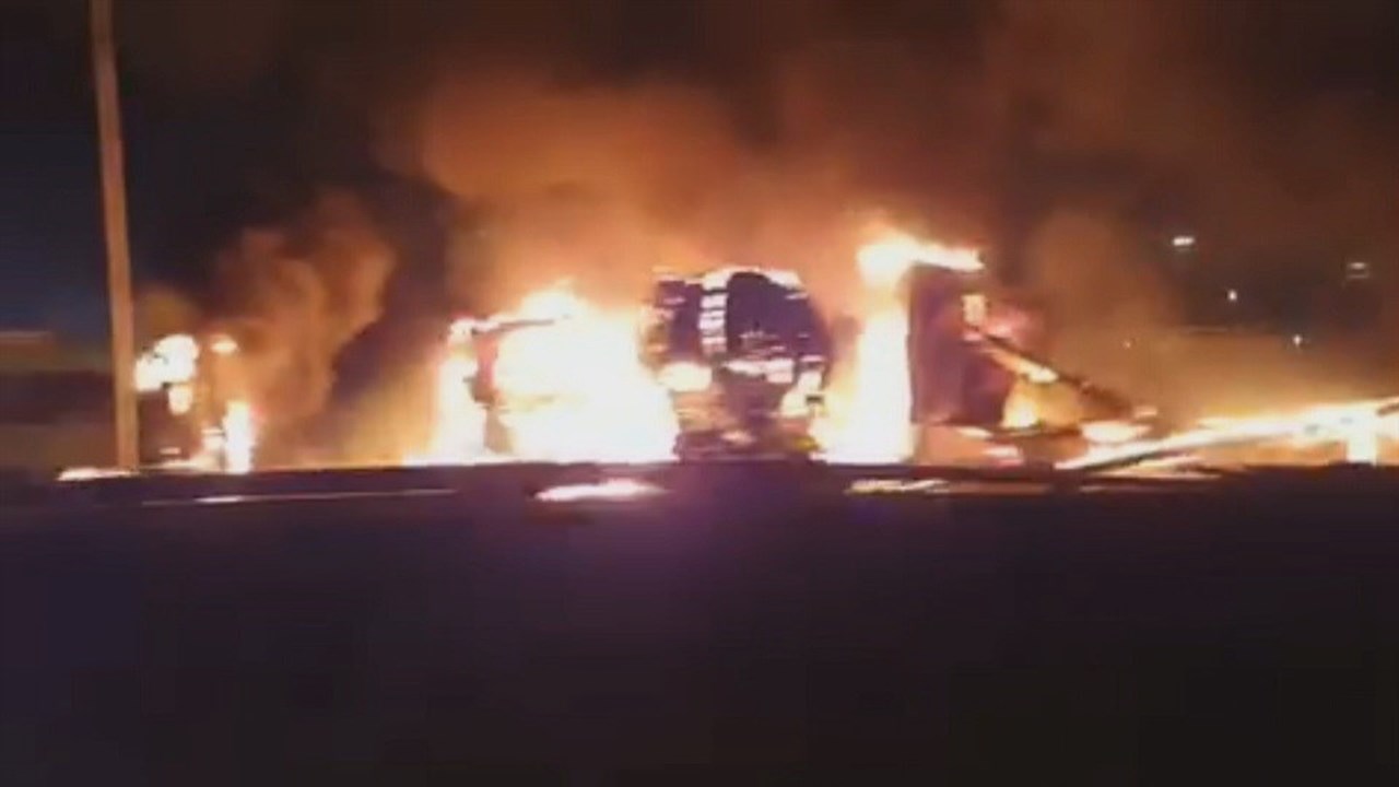Colisão entre comboio e camião provoca violenta explosão nos EUA (VÍDEO)