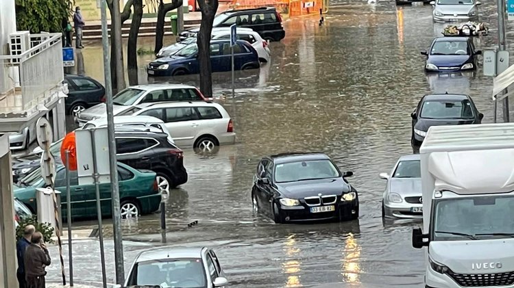 Vídeo mostra inundações em Faro provocada por chuva forte