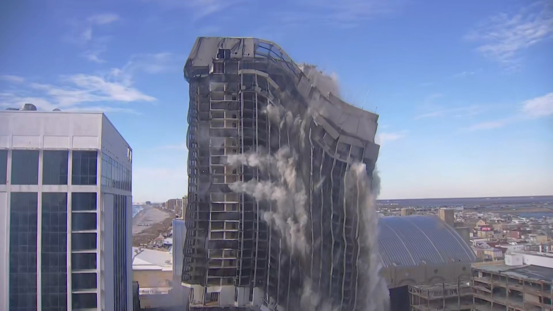 Hotel de Trump demolido com três mil barras de dinamite (VÍDEO)