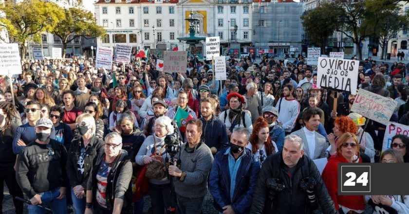 Centenas de pessoas manifestam-se sem máscara contra o confinamento no Centro de Lisboa