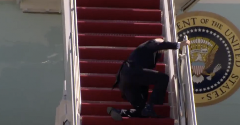 Joe Biden tropeçou 3 vezes quando ia para embarcar no Air Force One (VÍDEO)