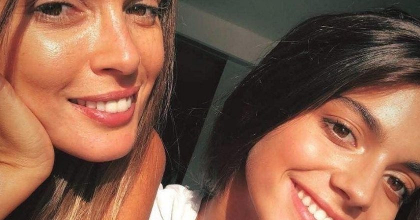 Filha de Maria Cerqueira Gomes arrasa em biquíni