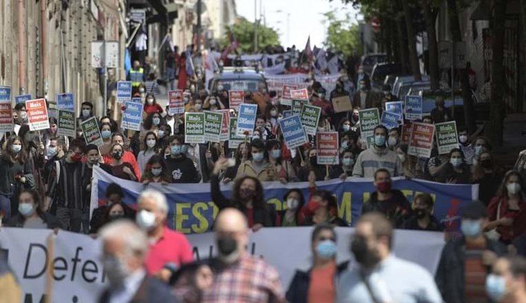 Centenas de pessoas saíram à rua no Porto para comemorar 25 de Abril (Fotos)