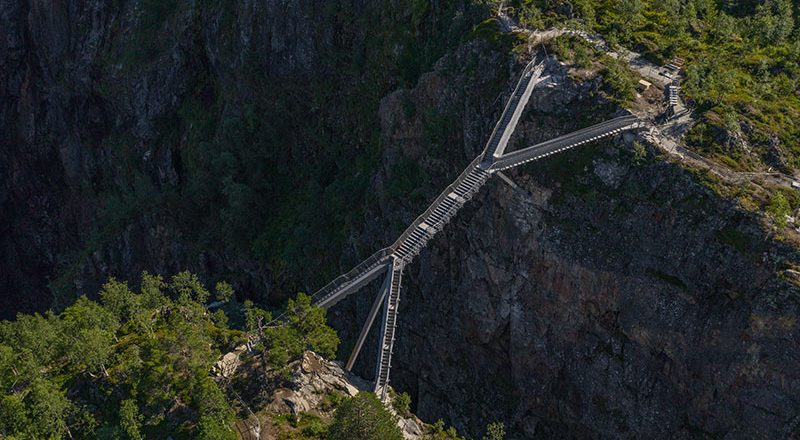 Noruega surpreende ao criar ponte com escada a 47 metros de altura sobre a Cascata Vøringsfossen (VÍDEO)