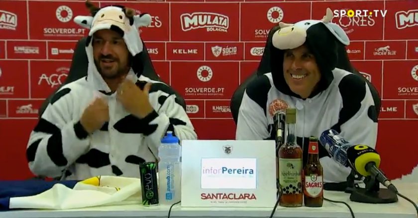 Presidente e treinador do Santa Clara apareceram na conferência de imprensa vestidos de vaca (VÍDEO)