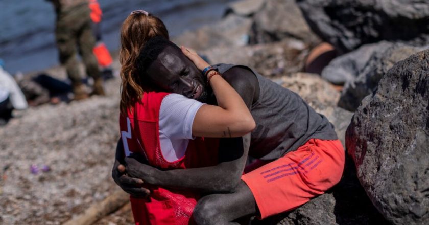 Abraço entre voluntária da Cruz Vermelha e migrante que emocionou toda a internet (VÍDEO)