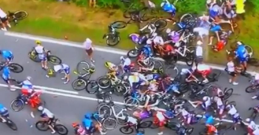 Adepta provoca queda de dezenas de ciclistas no Tour de França