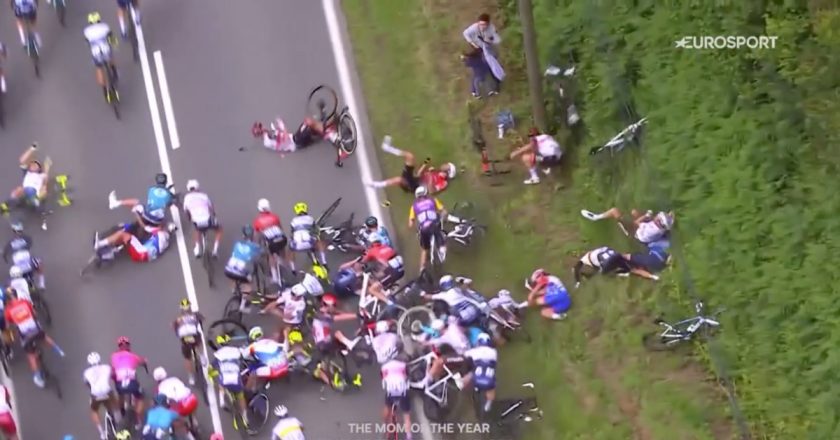 Mãe com reflexos salvou filho da queda do pelotão na Volta à França (VÍDEO)