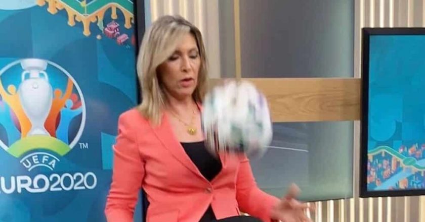 Clara de Sousa surpreende a dar toques numa bola no Jornal da Noite