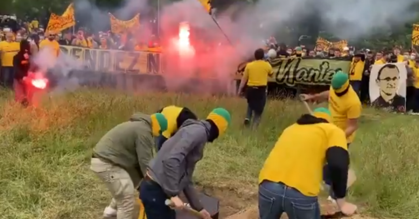 Grupo de adeptos do Nantes invade estádio e simula funeral do clube