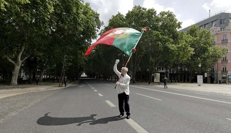 Faleceu Carlos Ferreira, o homem que carregou a bandeira portuguesa na Avenida da Liberdade no 25 de Abril