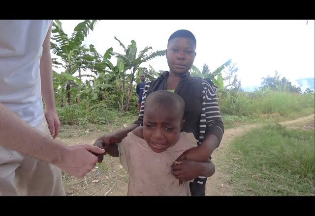 Criança africana fica cheia de medo ao ver um homem branco pela primeira vez (VÍDEO)