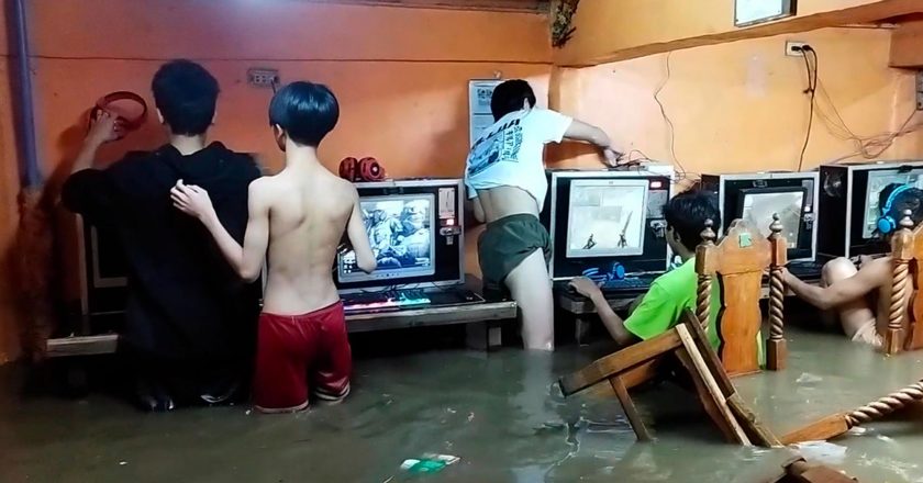 Viciados não pararam de jogar mesmo com a sala sendo inundada (VÍDEO)