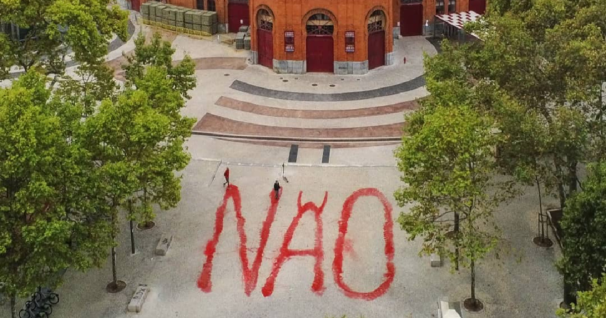 Bordalo pinta “NÃO” em frente ao Campo Pequeno onde o cavaleiro João Moura será homenageado