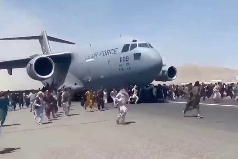 Imagens assustadoras em Kabul mostram pessoas agarradas à fuselagem e a cair dos aviões em voo (VÍDEO)