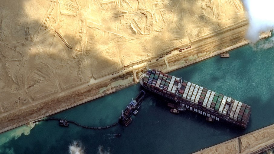 Canal do Suez bloqueado de novo por um porta-contentores que ficou encalhado