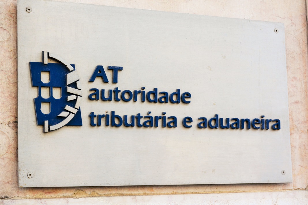 Funcionário das Finanças admite ter cobrado coimas por “estupidez”