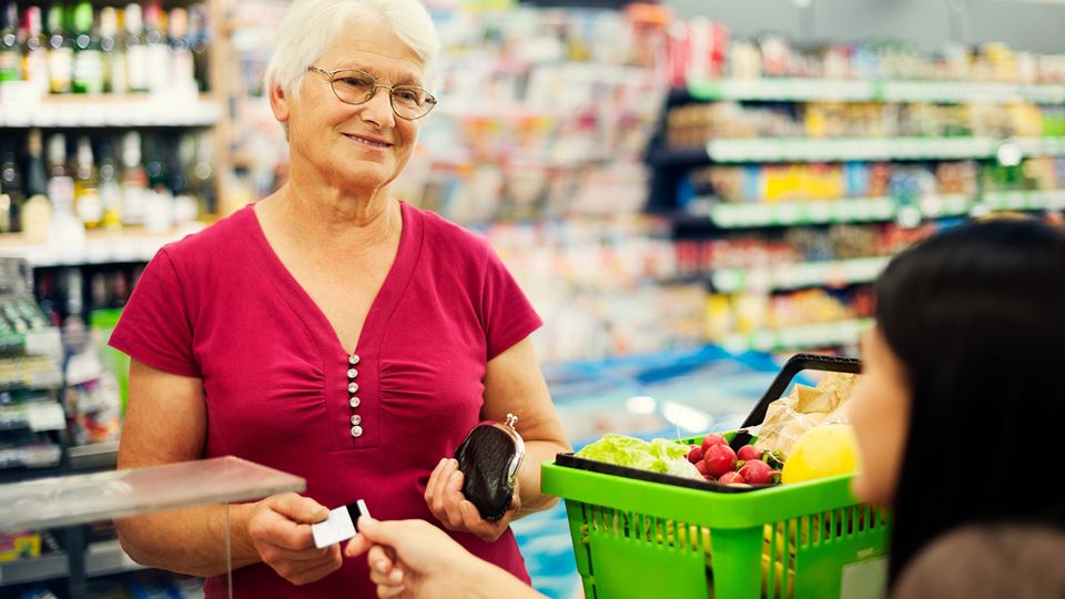 Supermercado cria caixas especais para combater a solidão