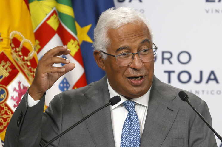 António Costa recusa baixar combustíveis e culpa as alterações climáticas