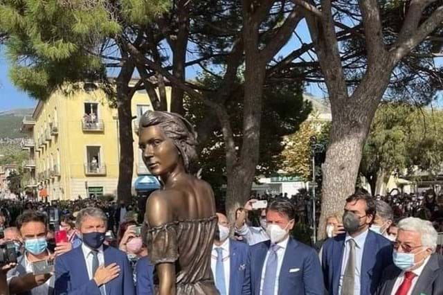 Estátua de uma mulher com vestido justo causa polémica em Itália