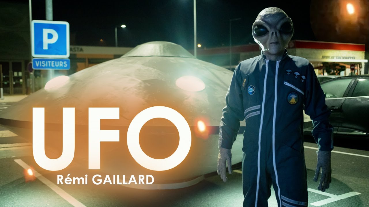 Rémi Gaillard supera tudo e até assusta comunicação social com apanhado vestido de extraterrestre