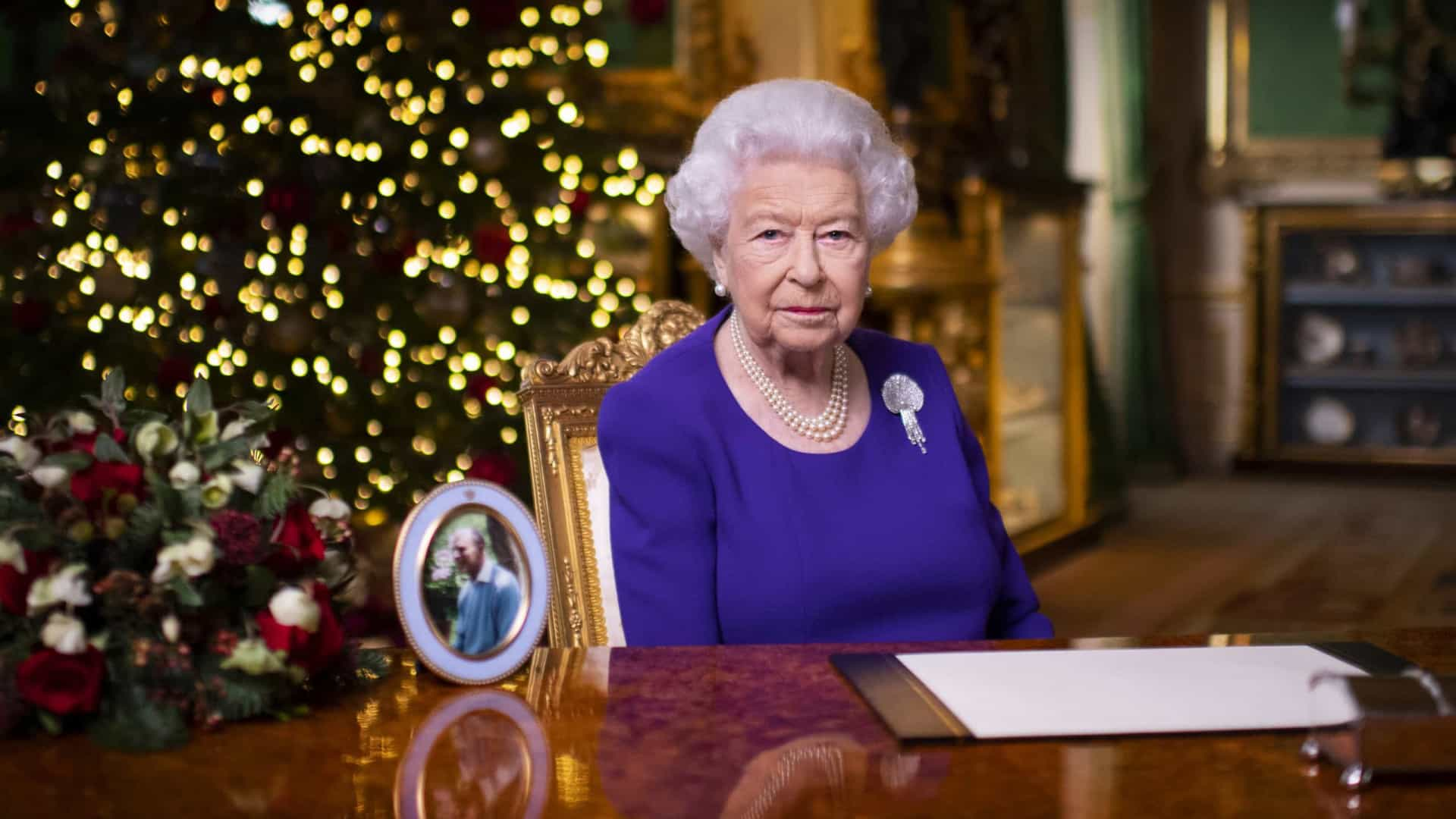 Rainha Isabel II tem árvore de Natal com 6 metros de altura