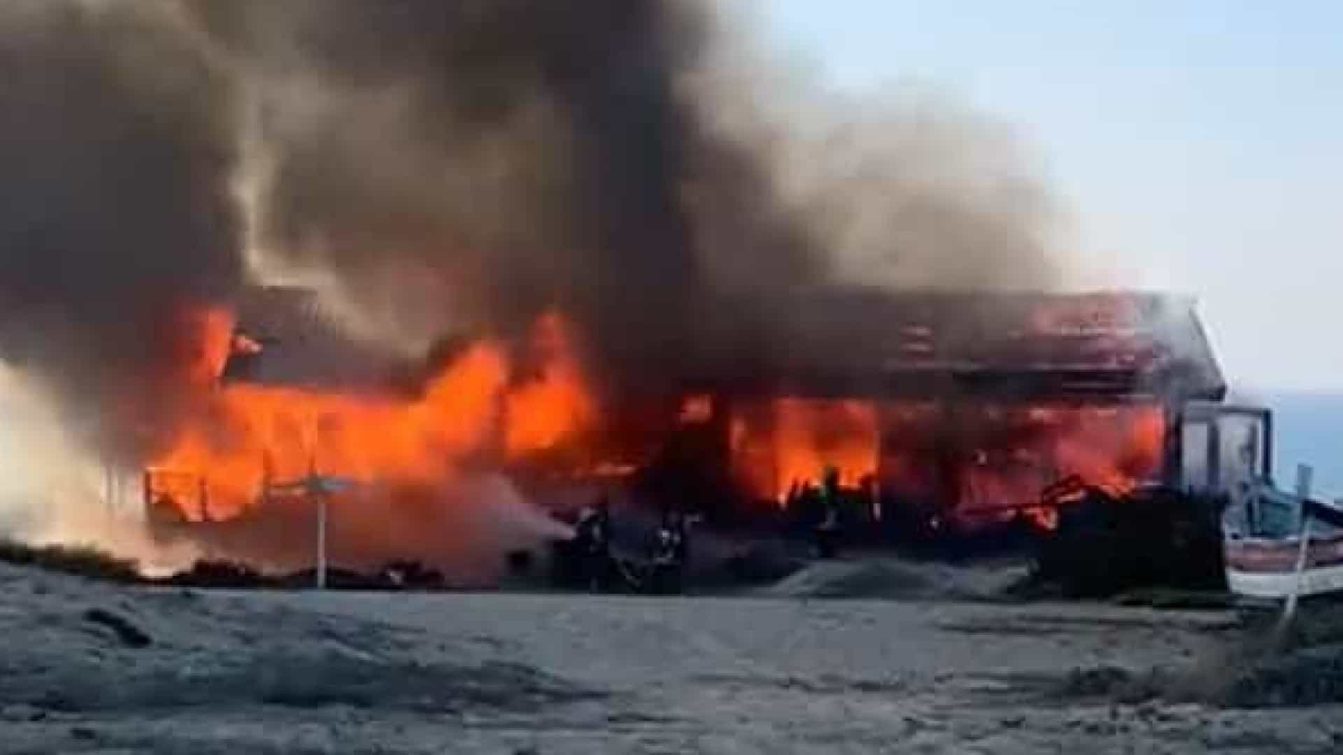 Enorme incêndio na Praia do Meco (VÍDEO