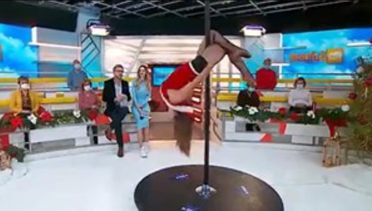 Mulher de César Boaventura surpreende com dança no varão vestida de “Mãe Natal” (VÍDEO)