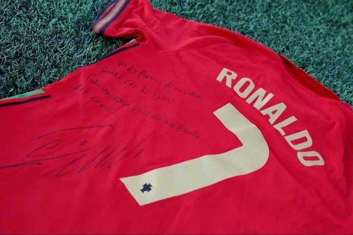 Cristiano Ronaldo leiloa camisola autografada para apoiar vítimas do vulcão de La Palma