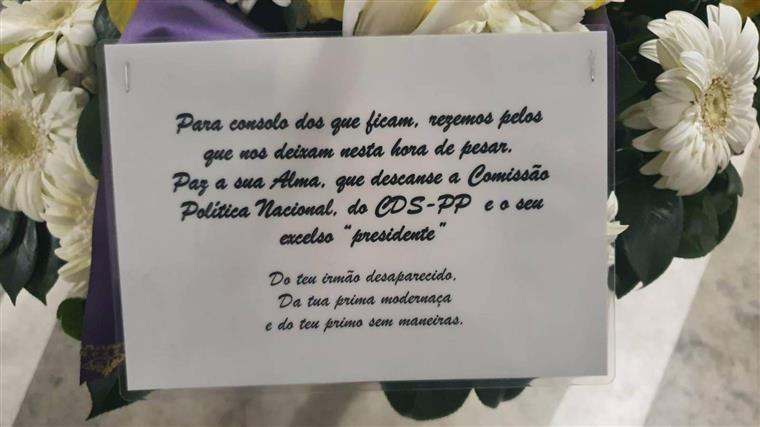 Homem deixa coroa de flores na sede do CDS a “gozar” com a morte do partido