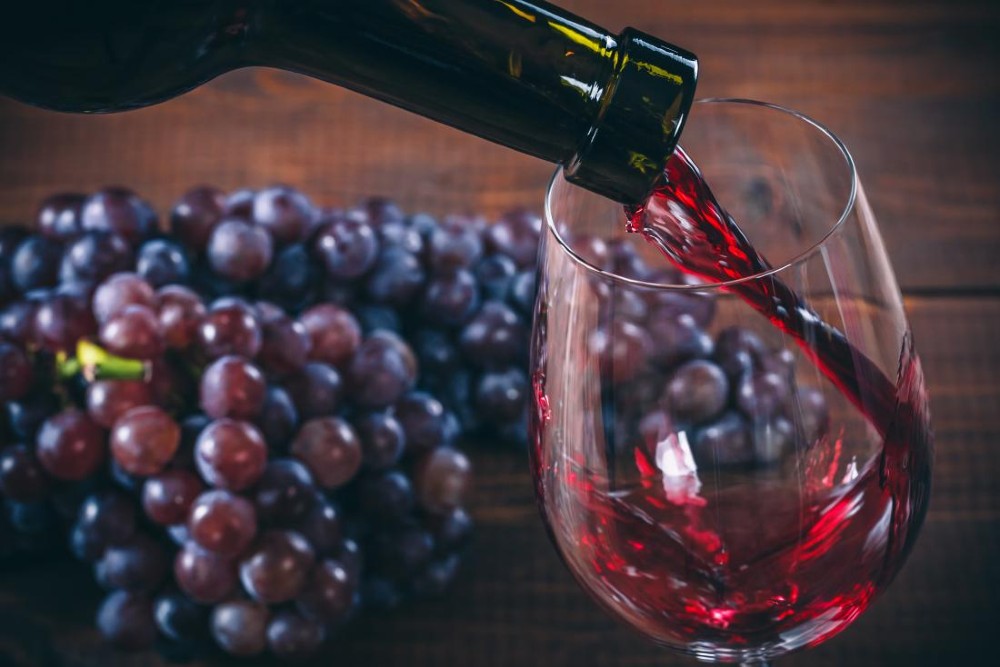 Estudo revela que beber vinho tinto pode reduzir o risco de infeção à Covid-19