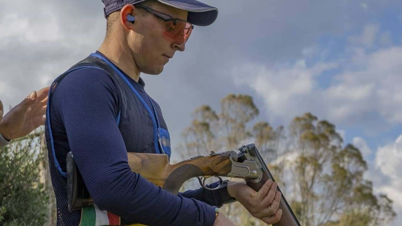 Campeão mundial de tiro morre aos 19 anos com tiro acidental contra si próprio