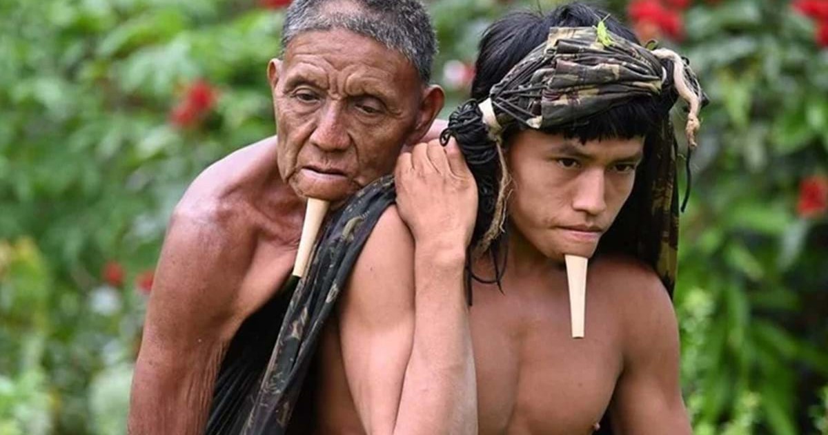 Índio leva pai às costas pela floresta durante 6 horas para ser vacinado