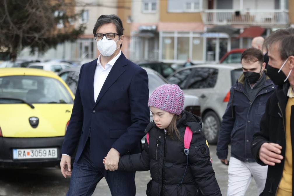 Presidente da Macedóna do Norte leva menina com síndrome de down vítima de bullying à escola