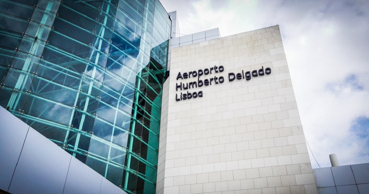 Jovem detido após ser apanhado a masturbar-se em zona usada por crianças no Aeroporto de Lisboa