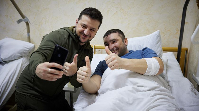 Zelensky visita militares feridos ao hospital (VÍDEO)