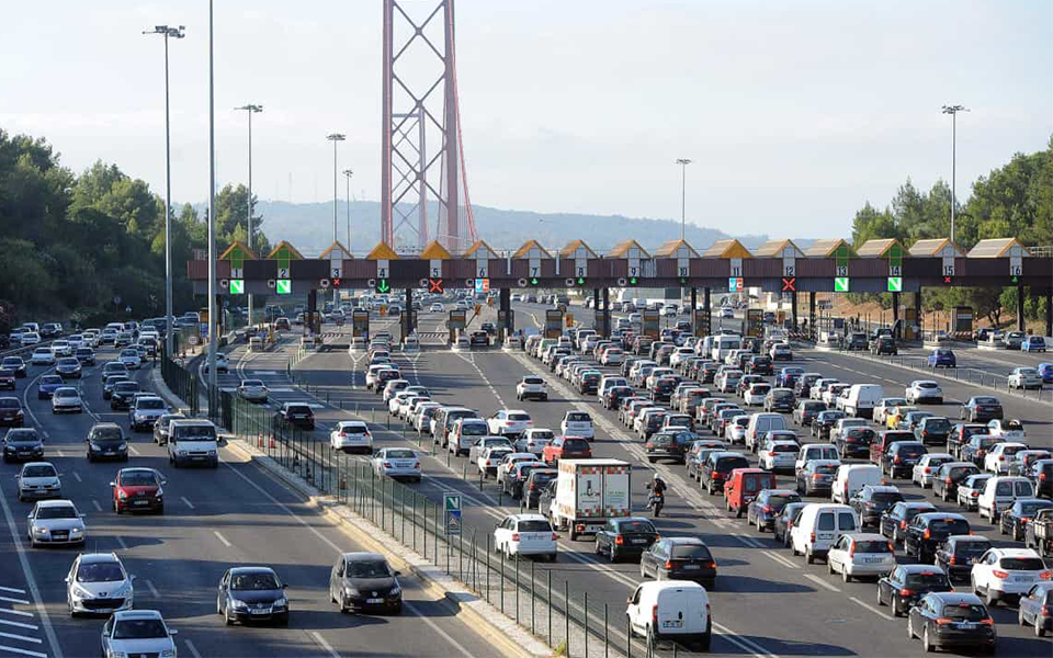 Centenas de pessoas buzinam na Ponte 25 de Abril em protesto do preço dos combustíveis