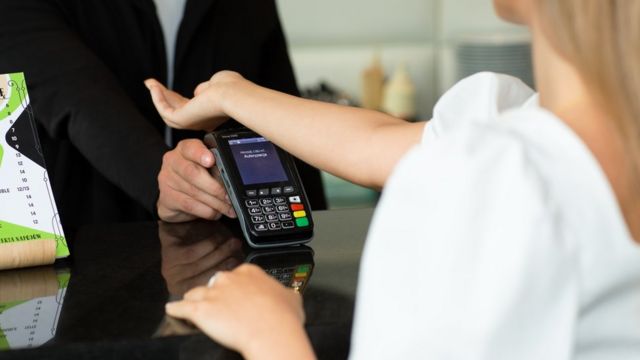 Implante na mão permite fazer pagamentos por contactless através de microchip