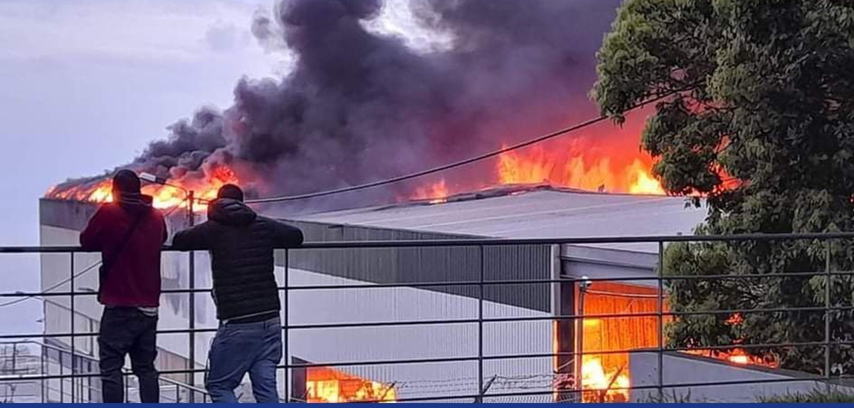 Enorme incêndio no armazém do Pingo Doce da Ilha da Madeira