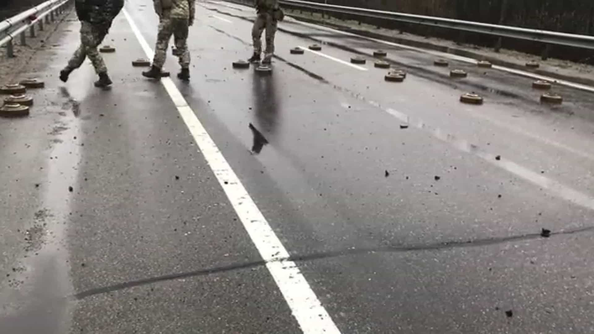 Militares ucranianos filmados a retirar minas da estrada … ao pontapé (VÍDEO)