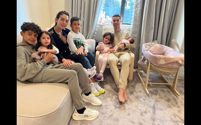 Cristiano Ronaldo mostra a filha recém-nascida pela primeira vez