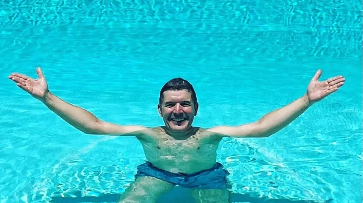 João Baião mostra-se alegre a relaxar na piscina