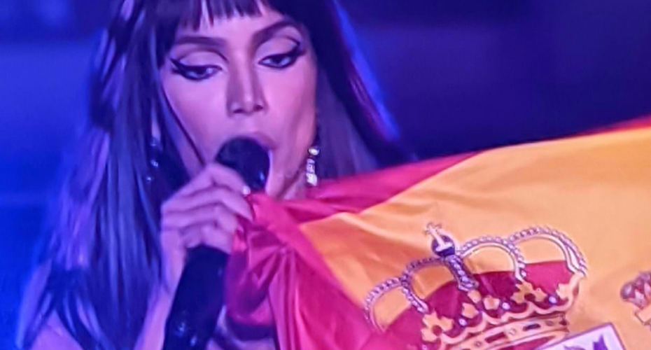 Anitta surge no palco do Rock in Rio Lisboa com bandeira de Espanha