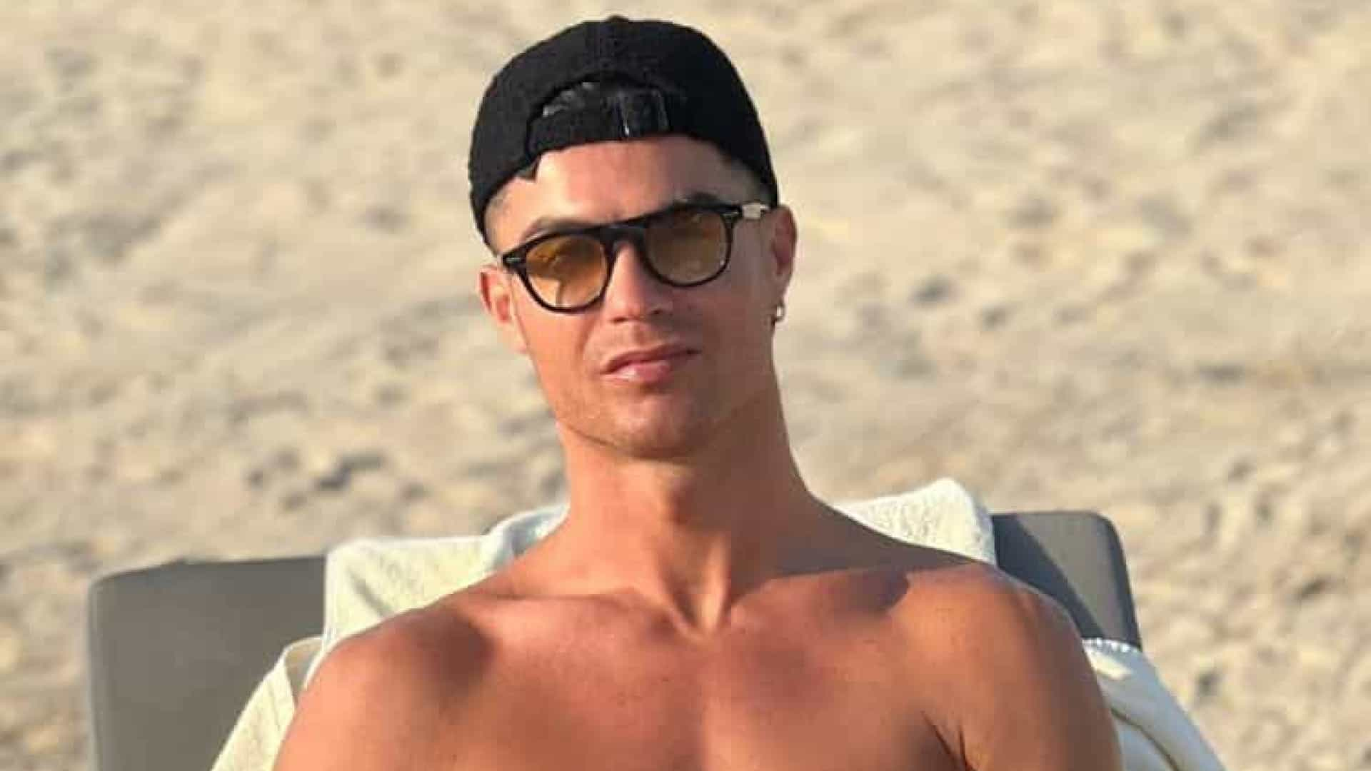 Cristiano Ronaldo exibe excelente forma física em tronco nu