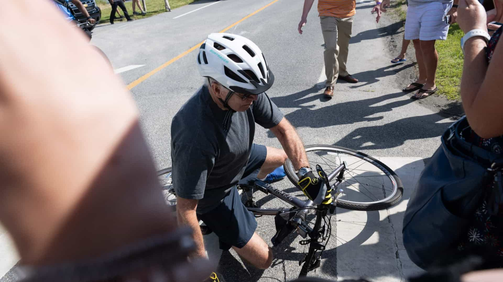 Joe Biden caiu de bicicleta durante passeio com a mulher e culpa o pedal (VÍDEO)