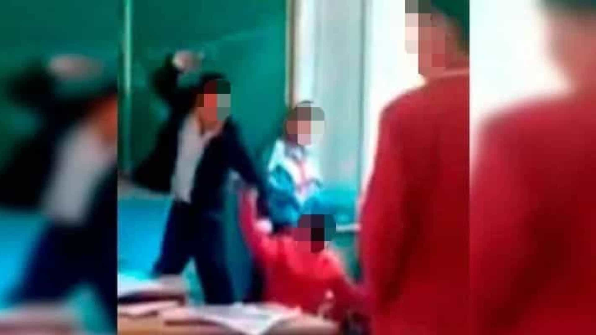 Professor filmado a agredir que fazia bullying a colega é perdoado